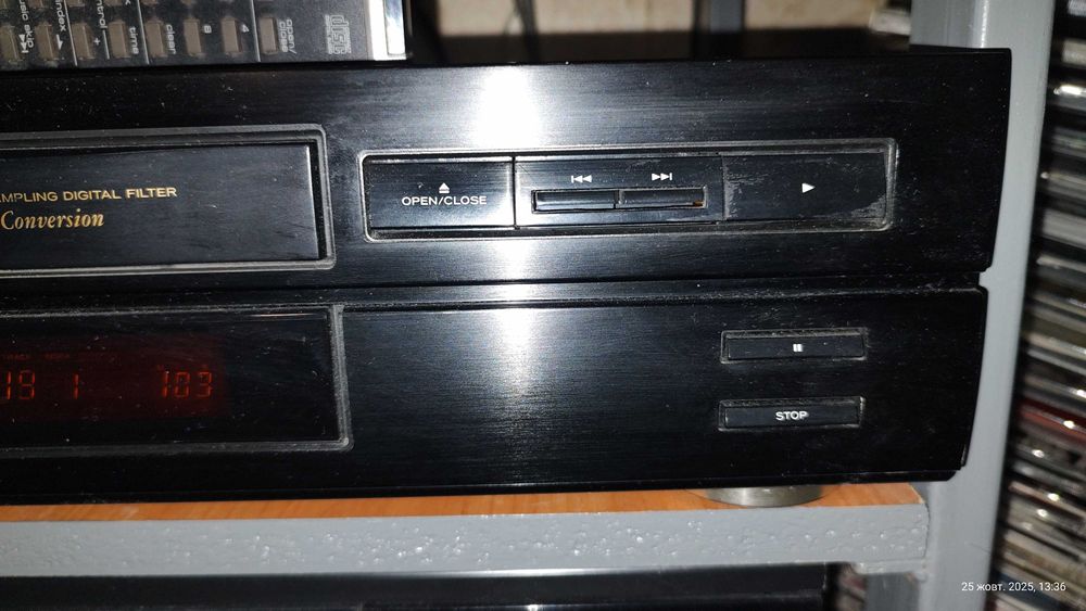 Вінтажний cd програвач teac cd-p3500 1993 року.