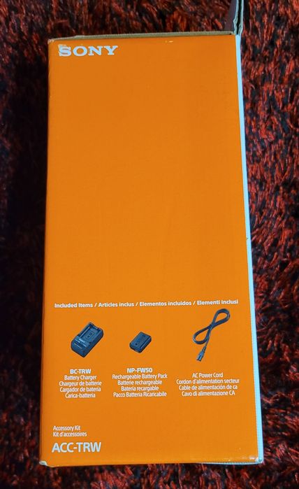 Kit, carregador+bateria, + dois baterias .  Tudo novo.  100euros.