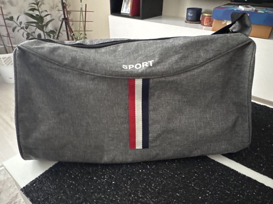 Спортивна сіра сумка