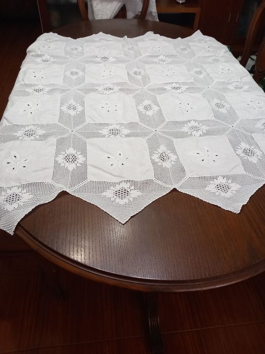 Vendo toalha em linho e croché. Lindíssima.