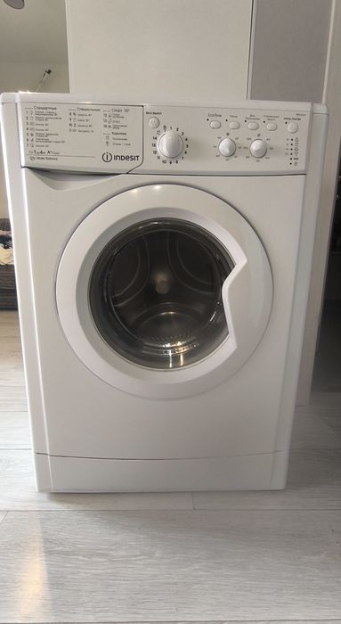 Продам Стиралку Indesit IWSC61051 рабочая