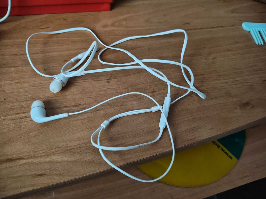 Auriculares Samsung brancos