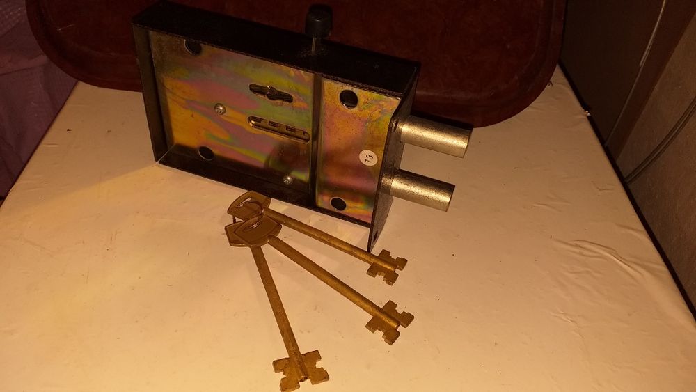 Продам накладной замок на гараж.