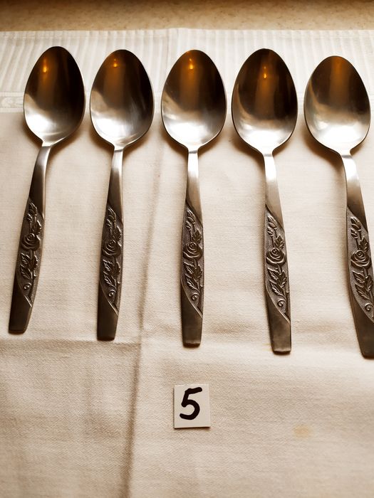 Ложки , виделки , ножі із нержавійки .