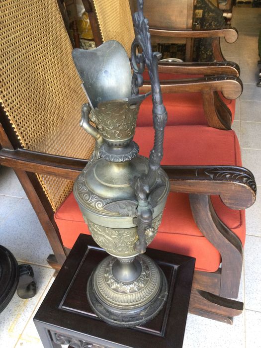 Jarrão em metal do séc XIX Anjos e Mascarões 59 centímetros 5,8 kg