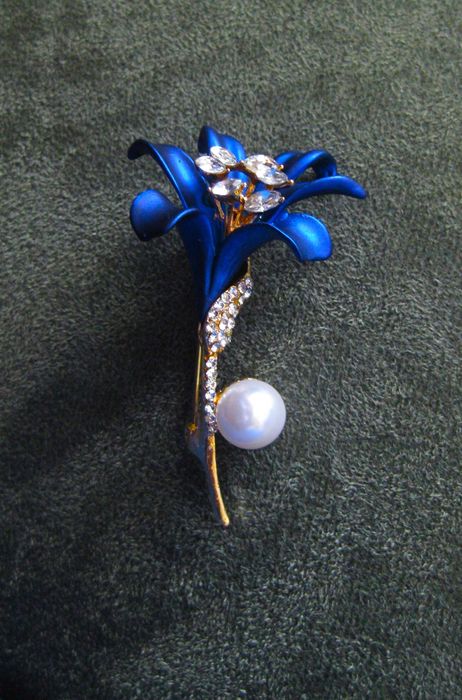 Alfinete / Broche / Pregadeira Lirio Azul c/ Perola NOVO