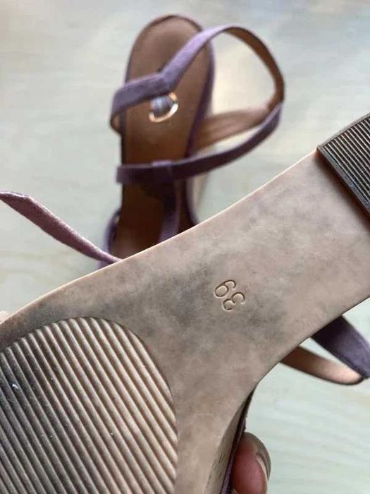 Liliowe sandały na koturnie H&M 39