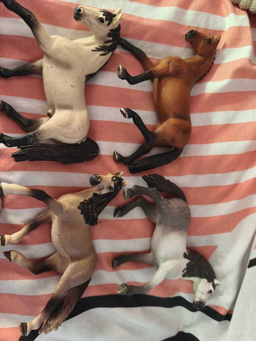 Продам фігурки коней "Schleich"