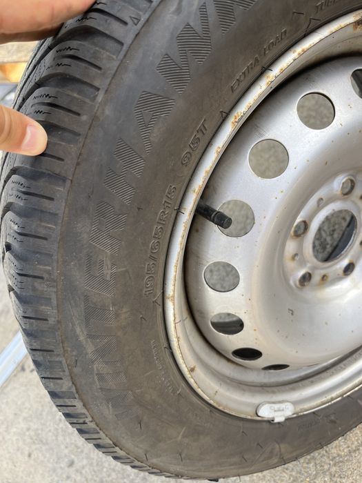 2 jantes com pneu( bom estado) 195/65R15