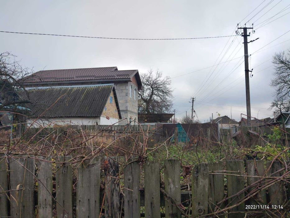 Продам 23 сот. с.Забір´я 2-га лінія від озера, всі комунікації ,  хата