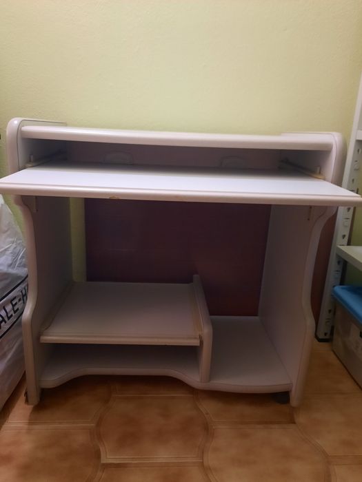 Estante metálica e mesa de computador