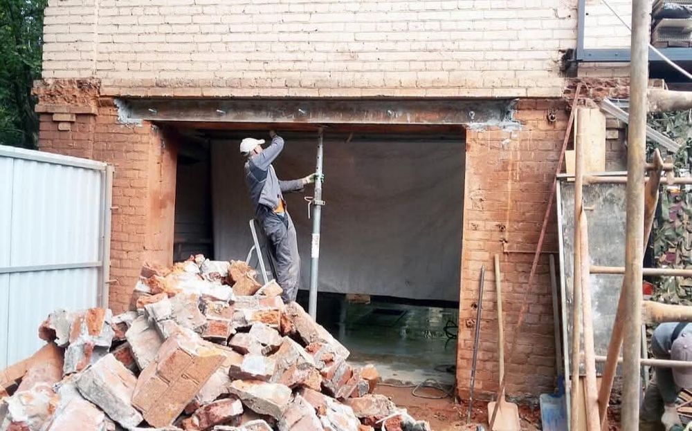 Вырезаем проемы Алмазная резка проемов  демонтажные работы демонтаж.