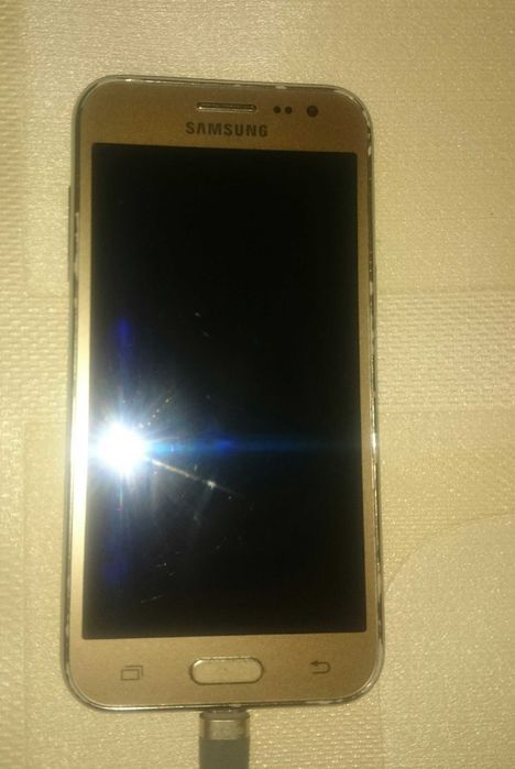 Samsung  SM-J200