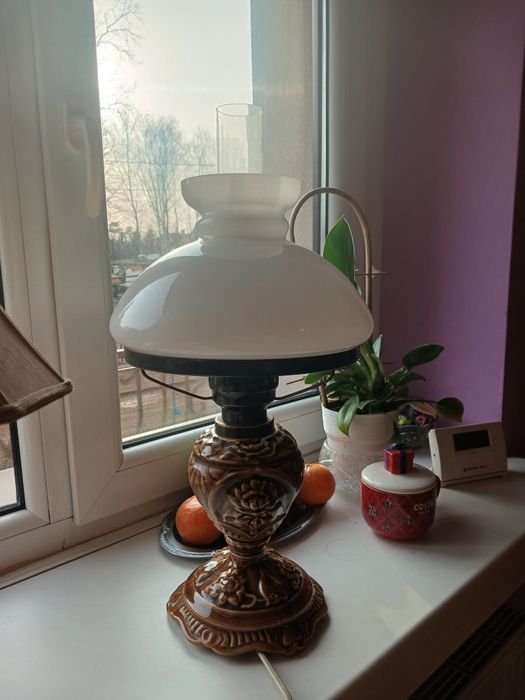 Lampa stojąca na mebel