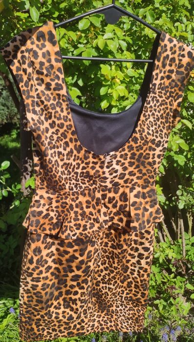 Sukienka w panterkę z baskinką