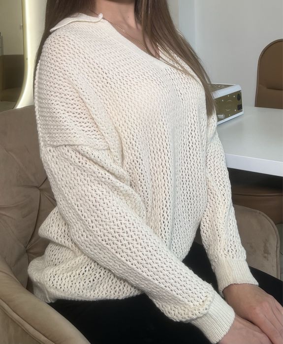 Кофта, розмір уніаерсальний, світло бежевого кольору.