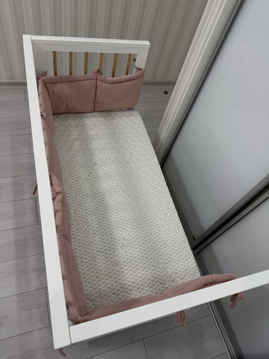 Детская кроватка (дерево) с матрасом, как новая