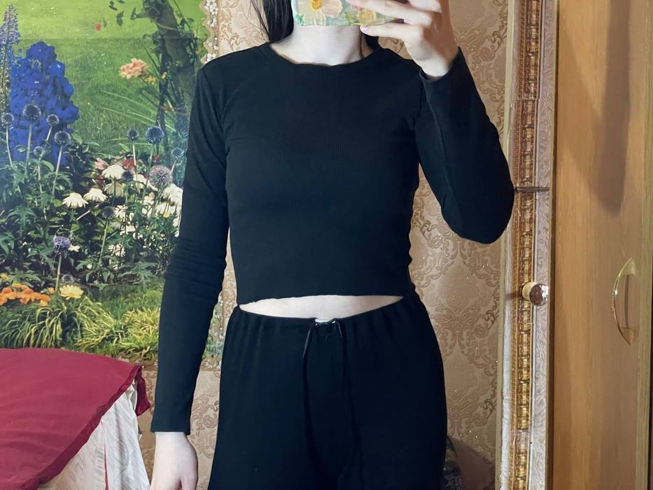 Жіноча облягаюча кофта чорна коротка топ з довгим рукавом в рубчик с м