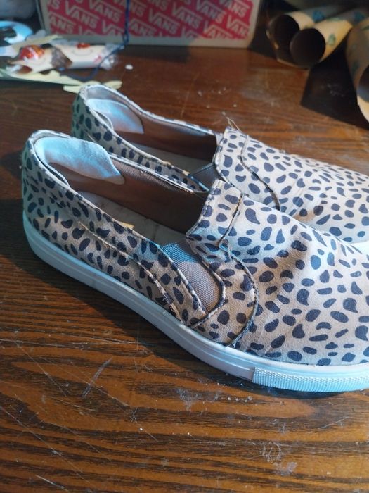 Sapatilhas bejes com manchas pretas