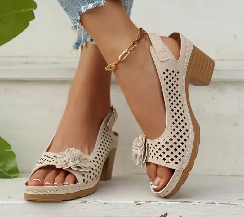 Sandały na koturnie