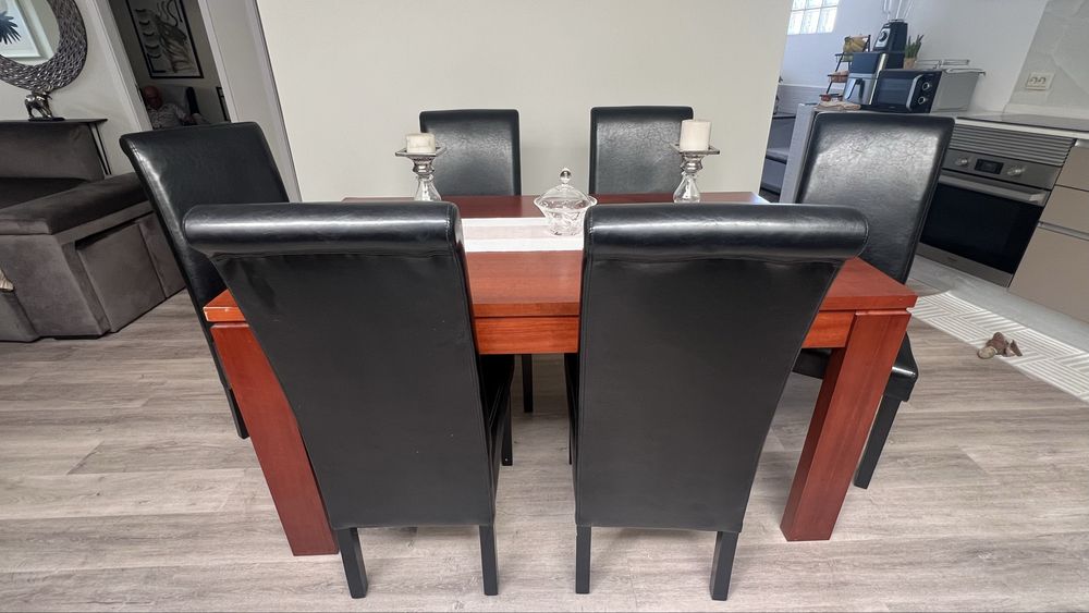 Mesa de jantar extensível em cerejeira + 6 cadeiras em pele