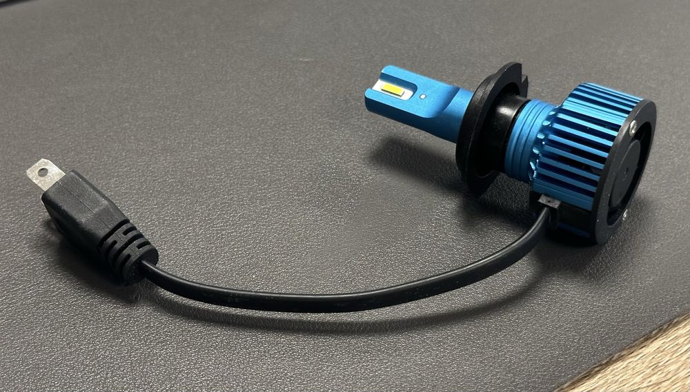 lâmpada LED automóvel, modelo H7 da Philips
