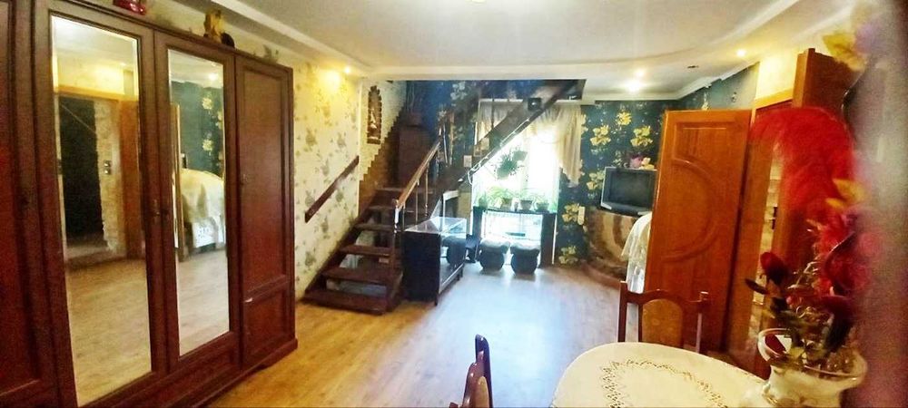 продам дом 2 поверхи 5 Слобідська,151 м загальна площа,ділянка,гараж