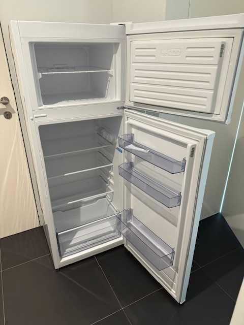 Refrigerator Congelador Alto Indesit Volume 212 L