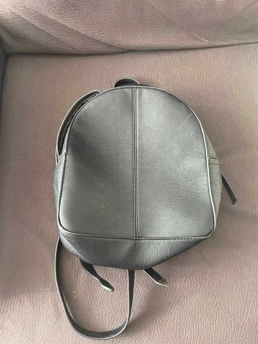 Mochila preta pequena