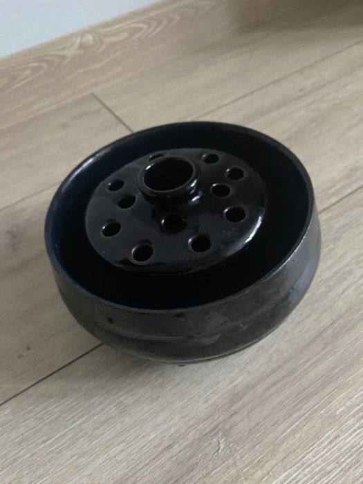 Керамічна ваза для екібани з квітів.