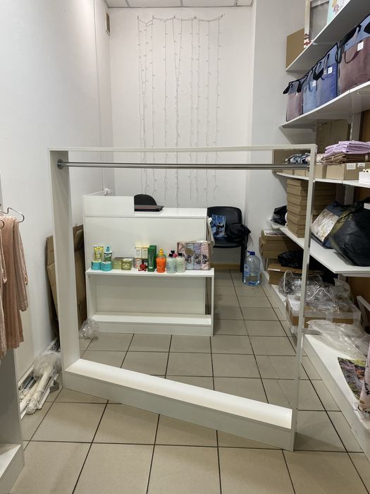 Стойка для одежды белая с трубой под вешалки оборудование для магазина