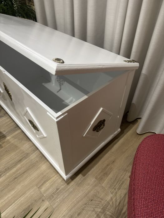 Arca lacada a branco