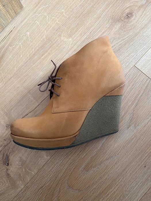 Brązowe buty na koturnie Badura