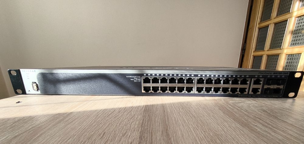 Zarządzalny przełącznik sieciowy, switch Netgear ProSafe M4100-26G.
