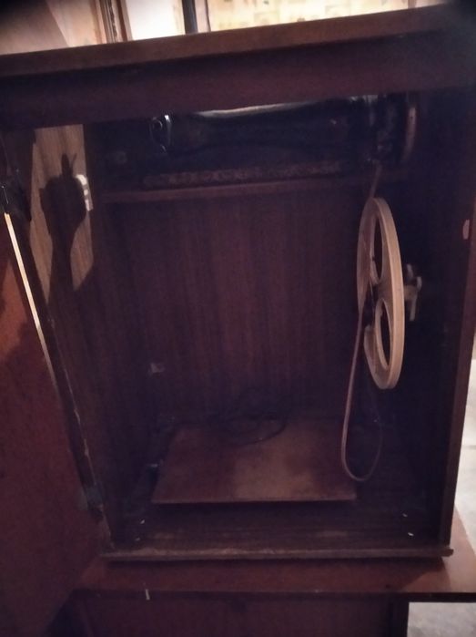 Продаю старые ножные швейные машинки