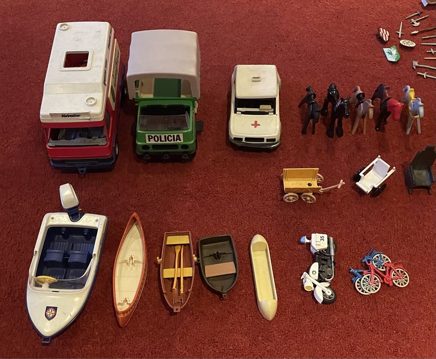 Personagens, cavalos, carros, barcos e castelos Playmobil