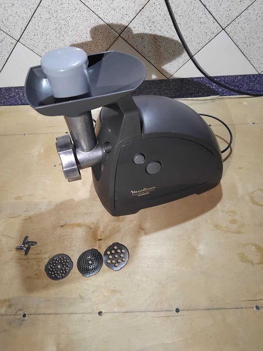 мясорубка MOULINEX hv8 2000w как новая