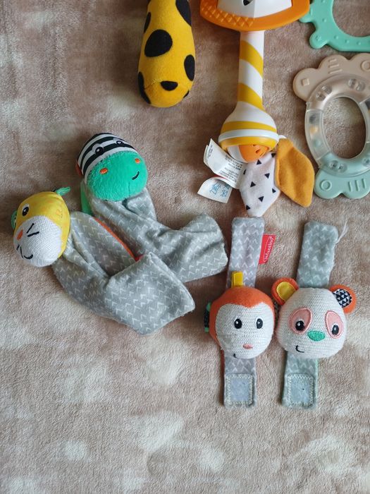 Zestaw zabawki dla niemowlaka kolorowe grzechotki książeczka sensorycz