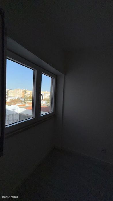 Apartamento T0 com parqueamento e vistas de mar