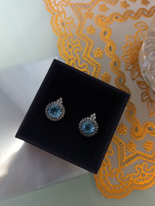 Срібні сережки з скай топазом і фіанітами.