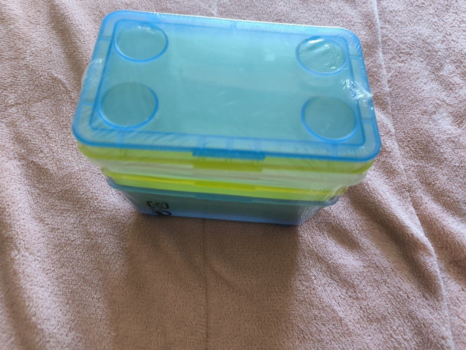 3 caixas empilháveis coloridas seladas