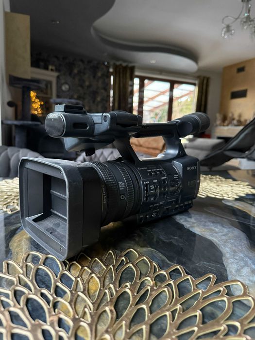 Kamera Sony Handycam HDR-AX2000 z torbą i akcesoriami.
