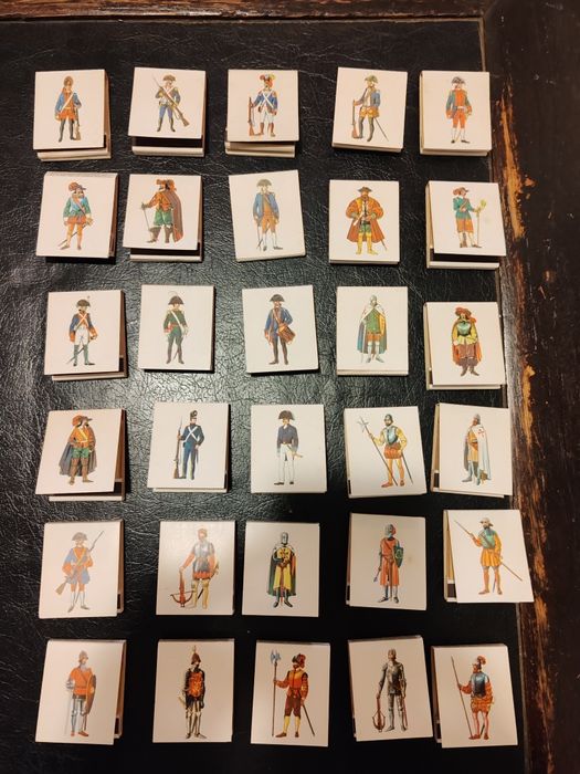 Coleção de 30 carteiras de fósforos "Uniformes Portugueses"
