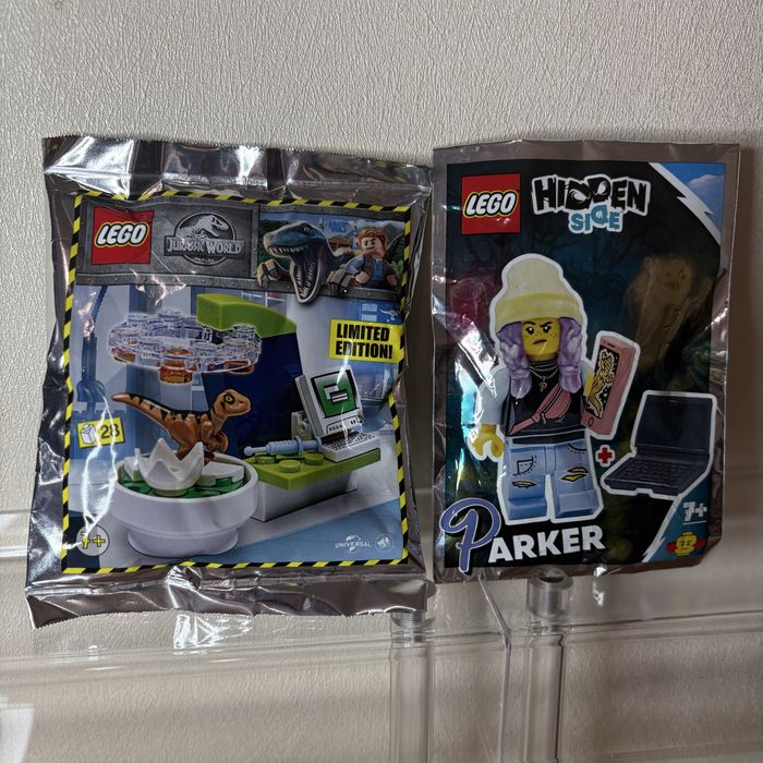 два набора игрушек LEGO в закрытых упаковках: