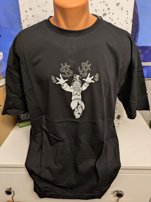 T-shirt z nadrukiem Sknerus McKwacz z przodu i z tyłu