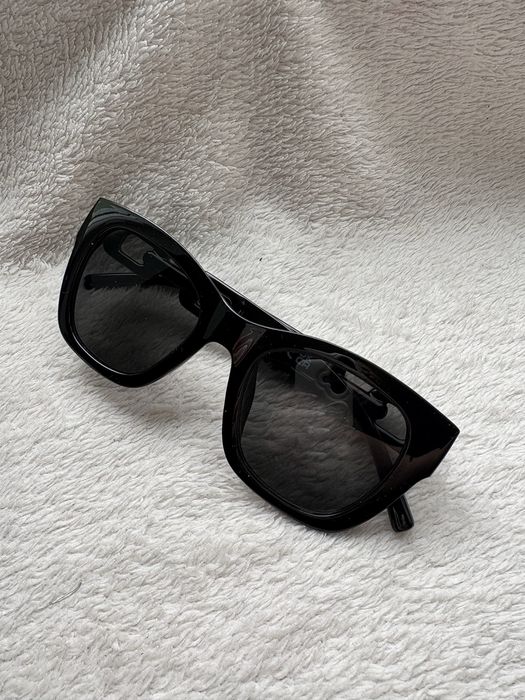 Czarne okulary oversize z ozdobnym detalem eleganckie