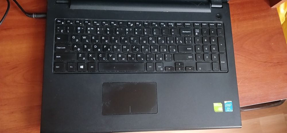 Ноутбук Dell Inspiron 15 у хорошому стані.
