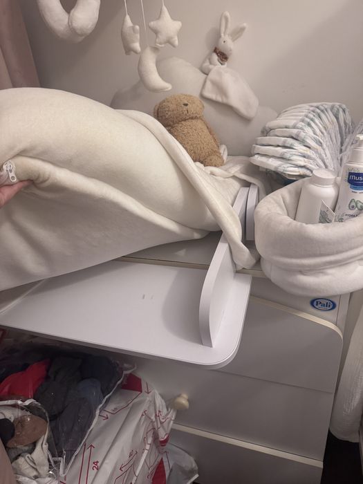 Дитяче ліжечко і комод з пеленальним столиком