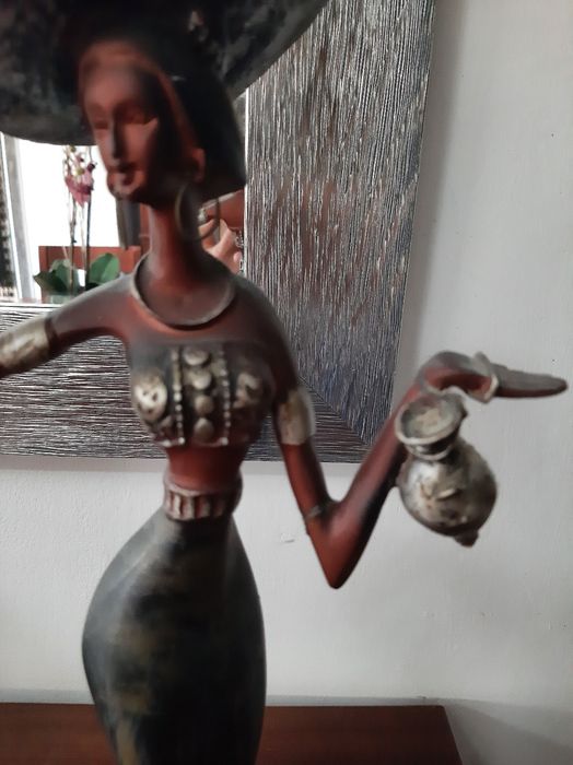 Estatueta em madeira