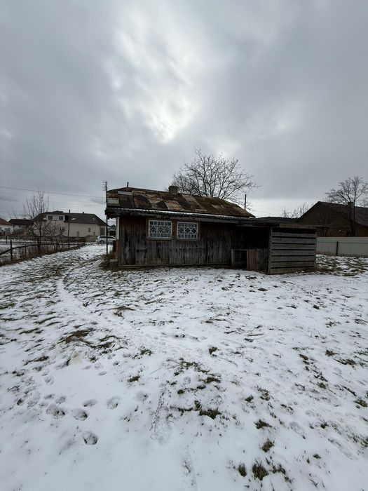 Будинок із земельною ділянкою. Старий будинок під реконструкцію.